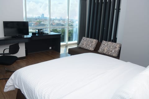 Executive Room | In-room safe, desk, laptop workspace, soundproofing