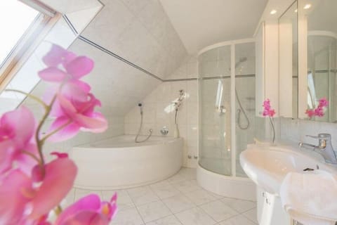 Studio Suite | Bathroom | Towels