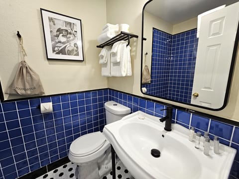 Deluxe King Room, Lake View | Bathroom | Shower, hair dryer, towels