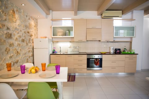 Superior Duplex, Balcony (Maisonette) | Private kitchen | Fridge, stovetop, coffee/tea maker, electric kettle