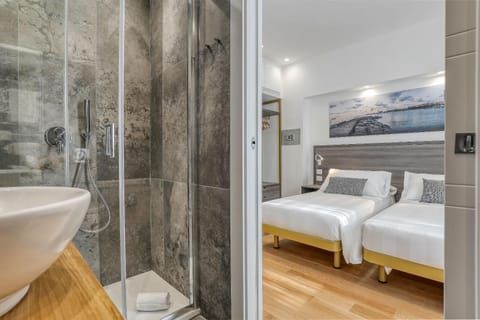 Classic Double or Twin Room | In-room safe, desk, laptop workspace, soundproofing