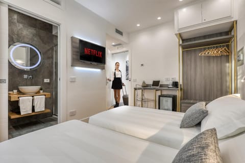 Classic Double or Twin Room | In-room safe, desk, laptop workspace, soundproofing