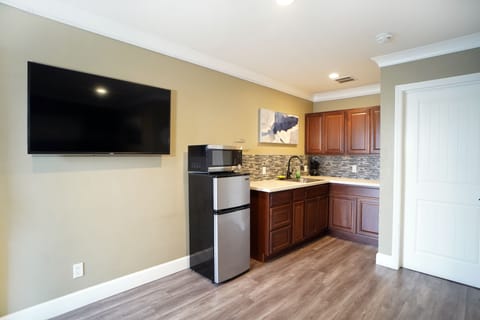 City Apartment | Private kitchen | Fridge, microwave