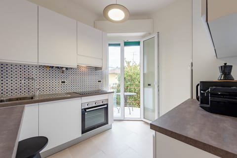 Family Apartment, City View | Private kitchen