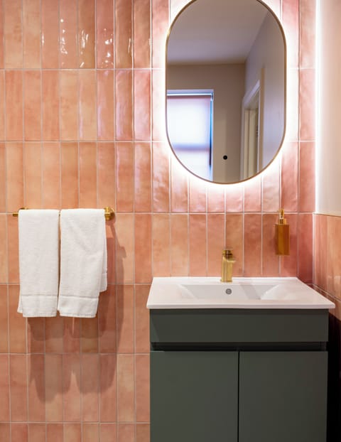 Shower, hair dryer, heated floors, towels