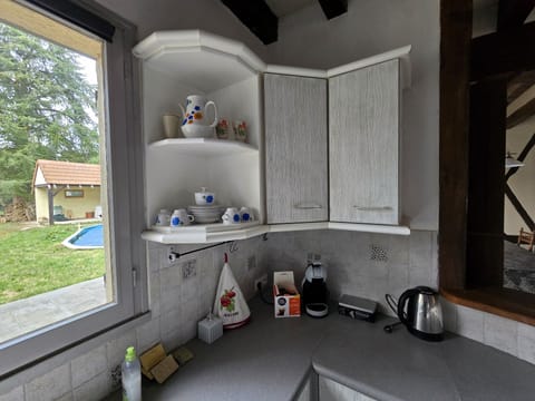 Full-size fridge, microwave, oven, stovetop