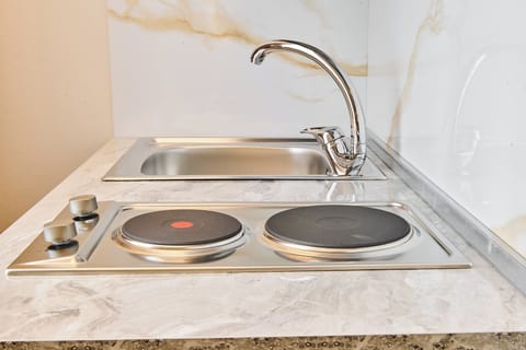 Comfort Townhome | Private kitchen | Mini-fridge