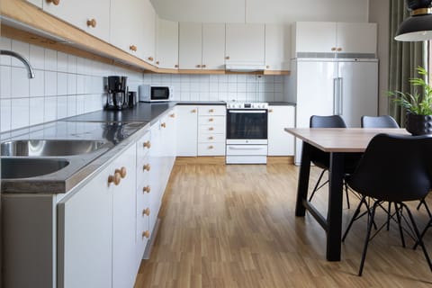 Comfort Apartment, 3 Bedrooms | Private kitchen | Highchair, cleaning supplies