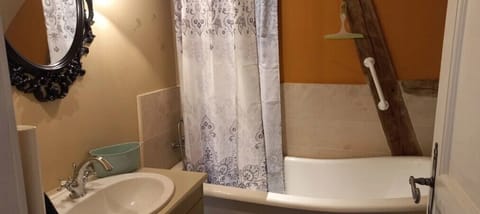 Classic Room, Garden View | Bathroom