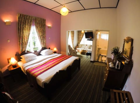 Deluxe Suite, 1 Double Bed, Bathtub | In-room safe, desk, iron/ironing board, free WiFi