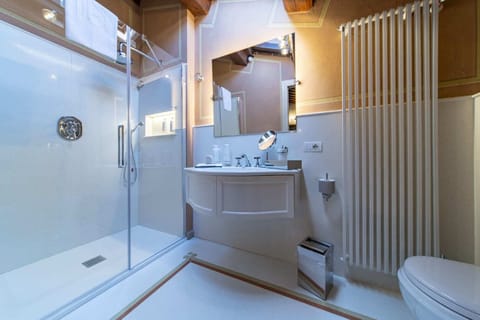 Suite | Bathroom | Shower, hair dryer, slippers, towels