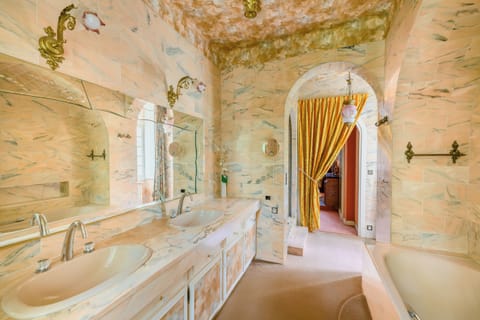 Suite, Park View (Terracotta) | Bathroom | Free toiletries, hair dryer, shampoo, toilet paper