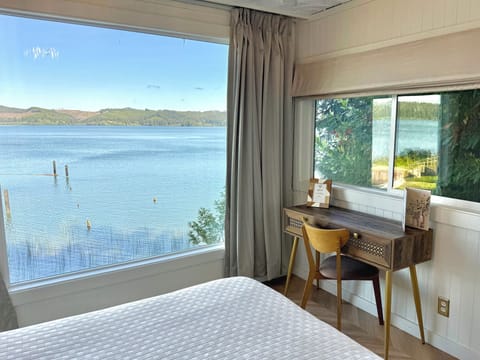 Panoramic Cabin, Lake View | Living area | 40-inch Smart TV with digital channels