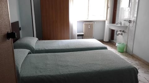 Basic Twin Room | Desk, free WiFi