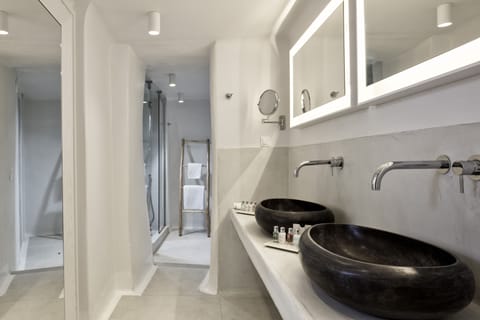 Suite Sea View with Indoor Jetted Tub | Bathroom sink