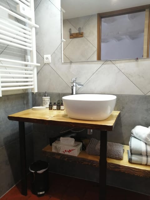 Classic Room | Bathroom | Shower, towels