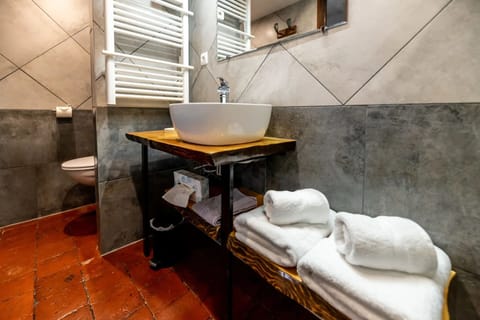 Classic Room | Bathroom | Shower, towels