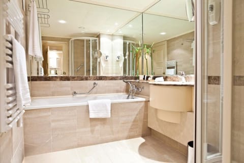 Executive Room (Deluxe) | Bathroom | Free toiletries, hair dryer, bathrobes, slippers