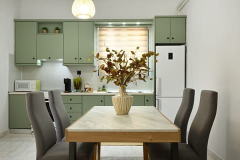 Superior Townhome, 2 Bedrooms, Kitchen, Beachfront | Dining room