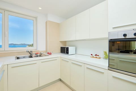 Apartment (3 Bedrooms) | Private kitchen | Fridge, oven, stovetop, dishwasher