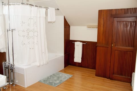 Evergreen Room | Bathroom | Free toiletries, hair dryer, towels