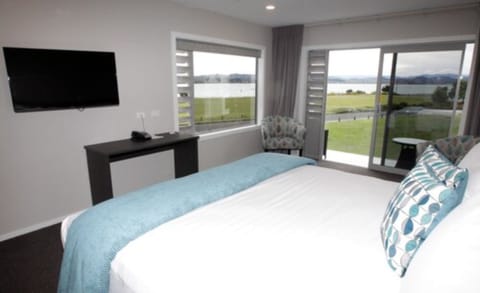 Premium Studio Suite, 1 Bedroom, Balcony, Ocean View | Premium bedding, in-room safe, desk, iron/ironing board