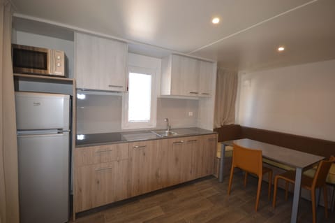 Superior Mobile Home, 2 Bedrooms, Accessible, Private Bathroom | Private kitchen | Fridge