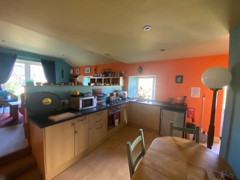 Cottage | Private kitchen | Fridge, microwave, oven, stovetop