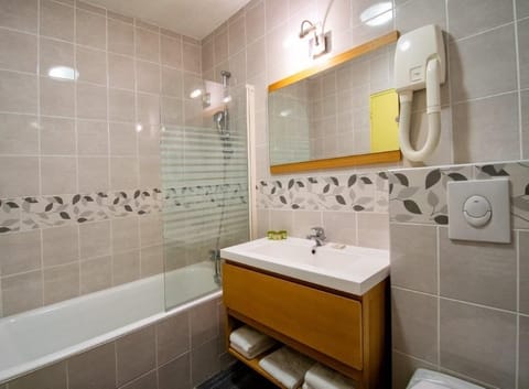 Classic Double Room, River View | Bathroom | Hair dryer, towels, soap, shampoo