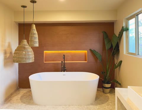 Spa Suite | Bathroom | Hair dryer, towels, soap, shampoo