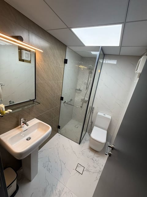 Classic Studio, City View | Bathroom | Hair dryer, towels, soap, shampoo