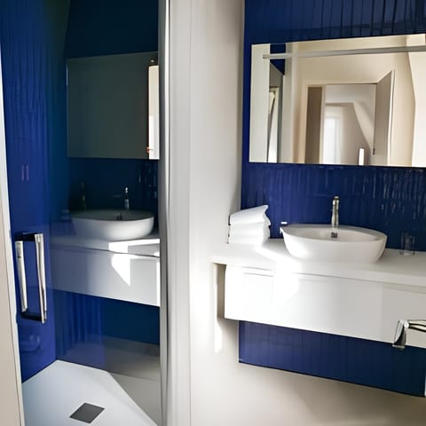 Comfort Double Room | Bathroom | Shower, free toiletries, hair dryer, towels