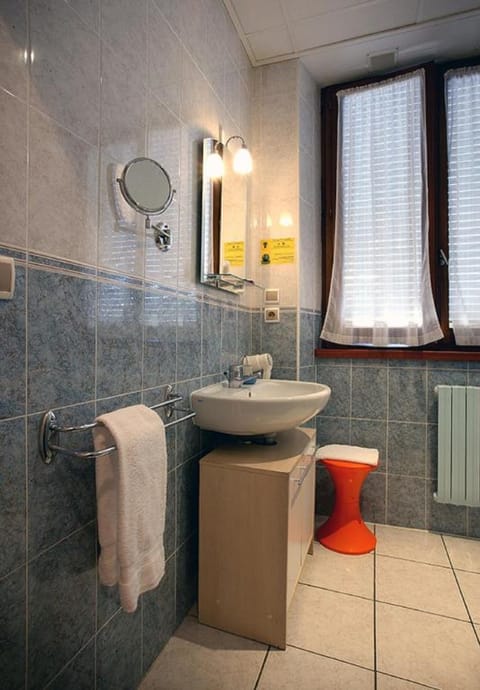 Comfort Double Room | Bathroom | Shower, free toiletries, hair dryer, towels