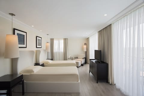 King Suite | Free minibar, in-room safe, desk, soundproofing