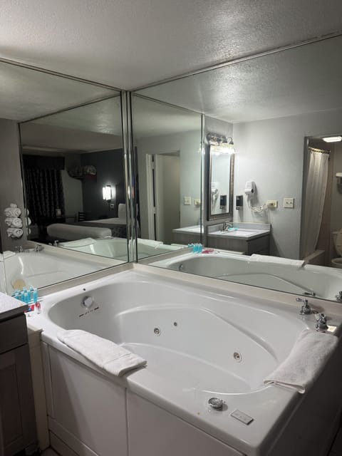 Luxury Single Room, 1 Bedroom | Bathroom | Combined shower/tub