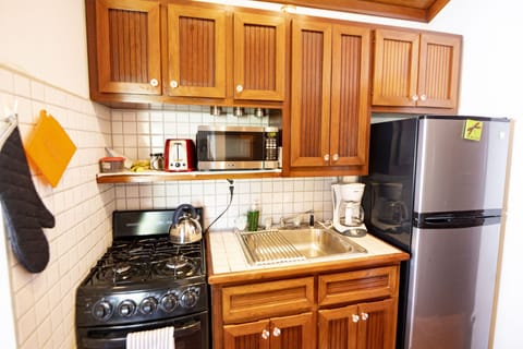 Apartment, Garden View | Private kitchen | Fridge, microwave, coffee/tea maker, cookware/dishes/utensils