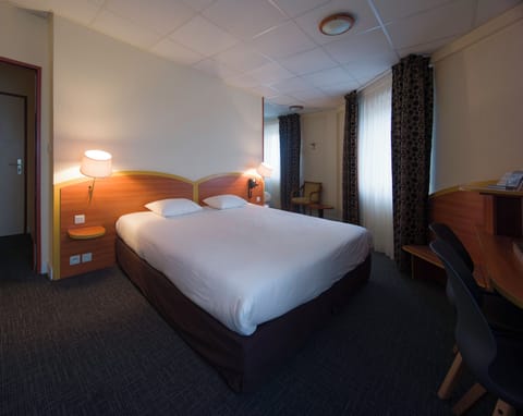 Triple Room | Desk, laptop workspace, soundproofing, free WiFi