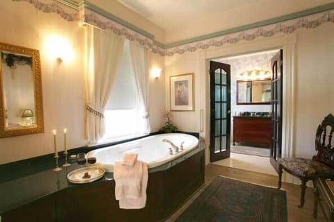 Premier Suite, 1 King Bed, Second Floor | Bathroom | Towels