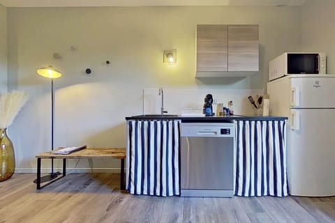 Apartment, Patio, Garden View | Private kitchen