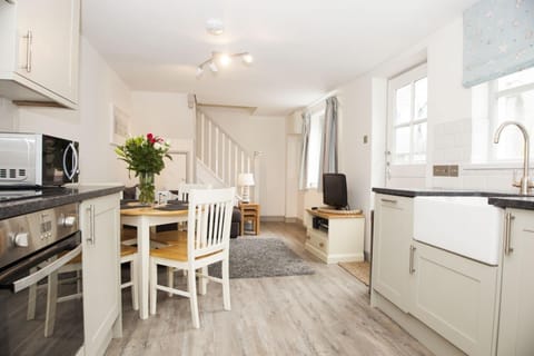 Cottage | Private kitchen | Fridge, microwave, oven, stovetop