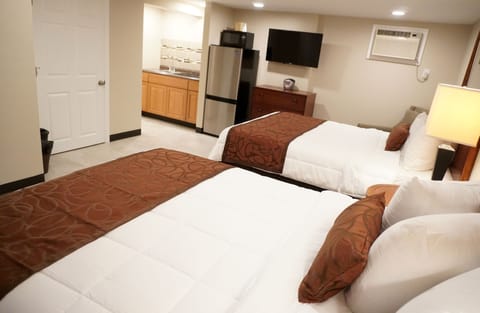 Junior Suite, 2 Bedrooms, Non Smoking, Pool View | Iron/ironing board, rollaway beds, free WiFi, bed sheets