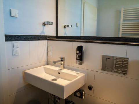 Classic Room, Courtyard View | Bathroom | Hair dryer, towels, soap, shampoo