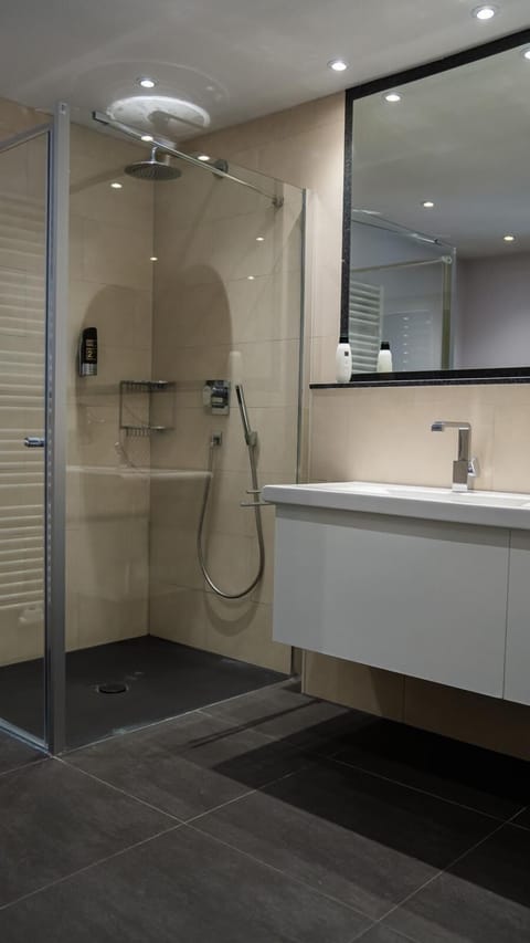 Deluxe Room, Balcony, Courtyard View | Bathroom | Hair dryer, towels, soap, shampoo