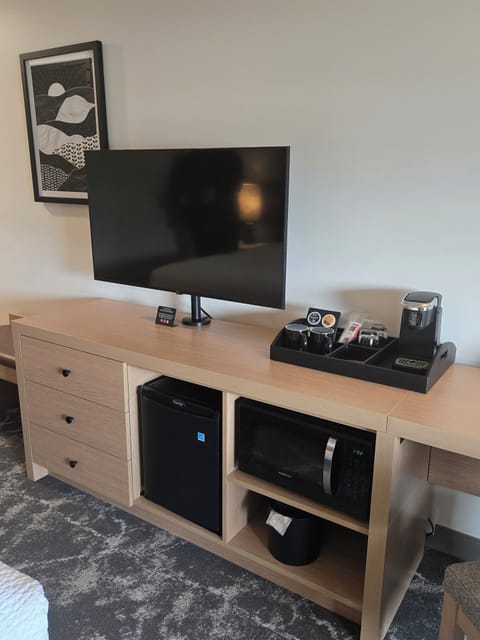 Egyptian cotton sheets, premium bedding, pillowtop beds, desk