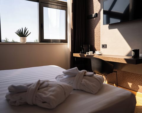 In-room safe, desk, laptop workspace, free WiFi