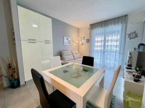 Apartment, 1 Bedroom, Balcony, City View | Interior