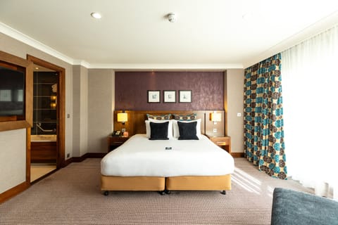 Premium Room, 1 King Bed, Club Lounge Access | In-room safe, desk, blackout drapes, soundproofing