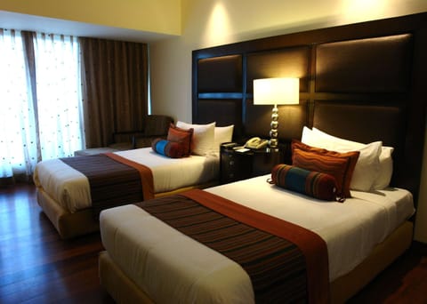 Executive Club Twin Room | Minibar, in-room safe, blackout drapes, soundproofing