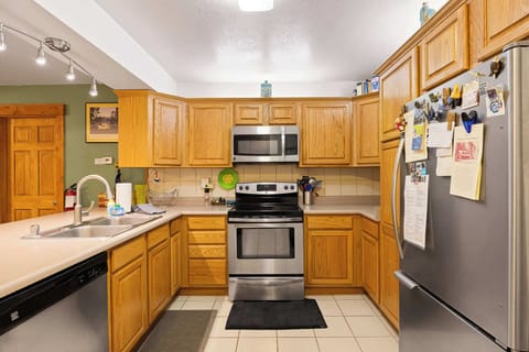 Condo, Multiple Beds, Balcony, Mountain View (Sierra Pines Retreat) | Private kitchen | Fridge, microwave, oven, stovetop
