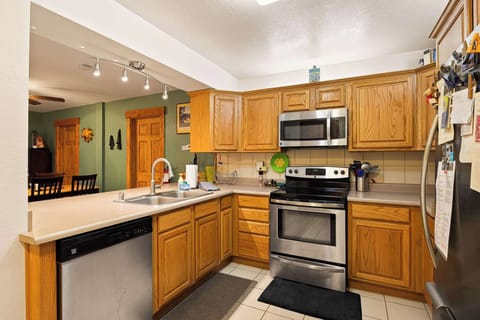 Condo, Multiple Beds, Balcony, Mountain View (Sierra Pines Retreat) | Private kitchen | Fridge, microwave, oven, stovetop